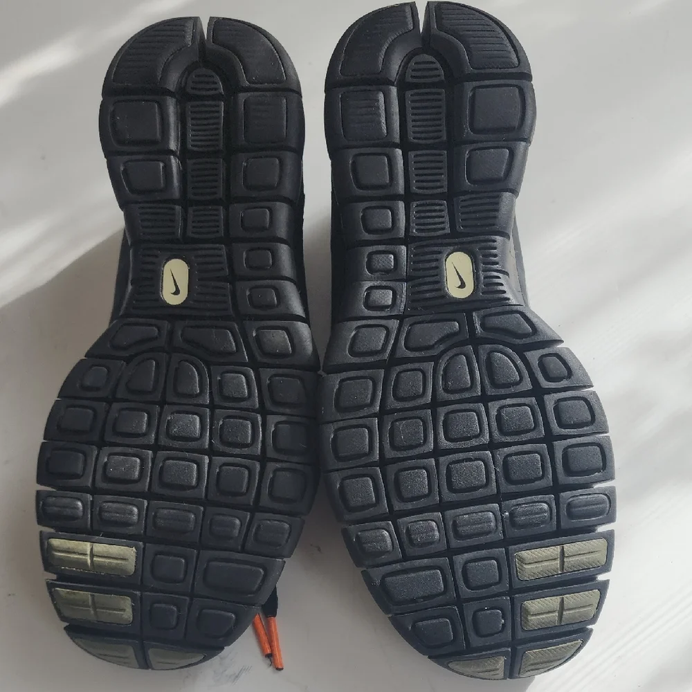 Nike Kids Sneakers Black and Orange - Picture 6 of 8